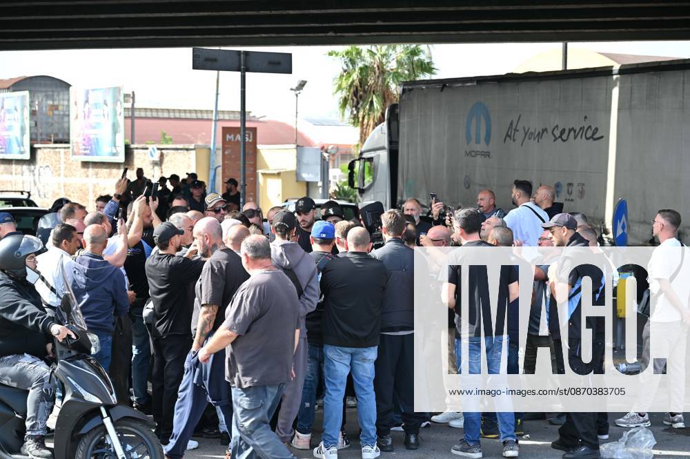 IPA90034506 - Naples. Blockade and protest by truck drivers at the Via Argine roundabout over high fuel prices and the high cost of living