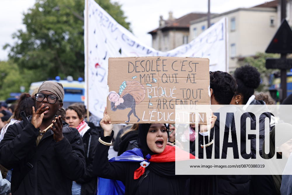 Students gather outside Pitie-Salpetriere hospital in Paris PARIS, FRANCE - OCTOBER 22: Students and protesters gather outside the Pitie-Salpetriere hospital in Paris, France, on October 22, 2026, during a demonstration called by student and high school organisations amid ongoing social and political tensions in France. The demonstration had been banned by the Paris police prefecture. Ibrahim Ezzat Anadolu Paris France. Editorial use only. Please get in touch for any other usage.