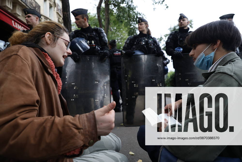 Students gather outside Pitie-Salpetriere hospital in Paris PARIS, FRANCE - OCTOBER 22: Students and protesters gather outside the Pitie-Salpetriere hospital in Paris, France, on October 22, 2026, during a demonstration called by student and high school organisations amid ongoing social and political tensions in France. The demonstration had been banned by the Paris police prefecture. Ibrahim Ezzat Anadolu Paris France. Editorial use only. Please get in touch for any other usage.