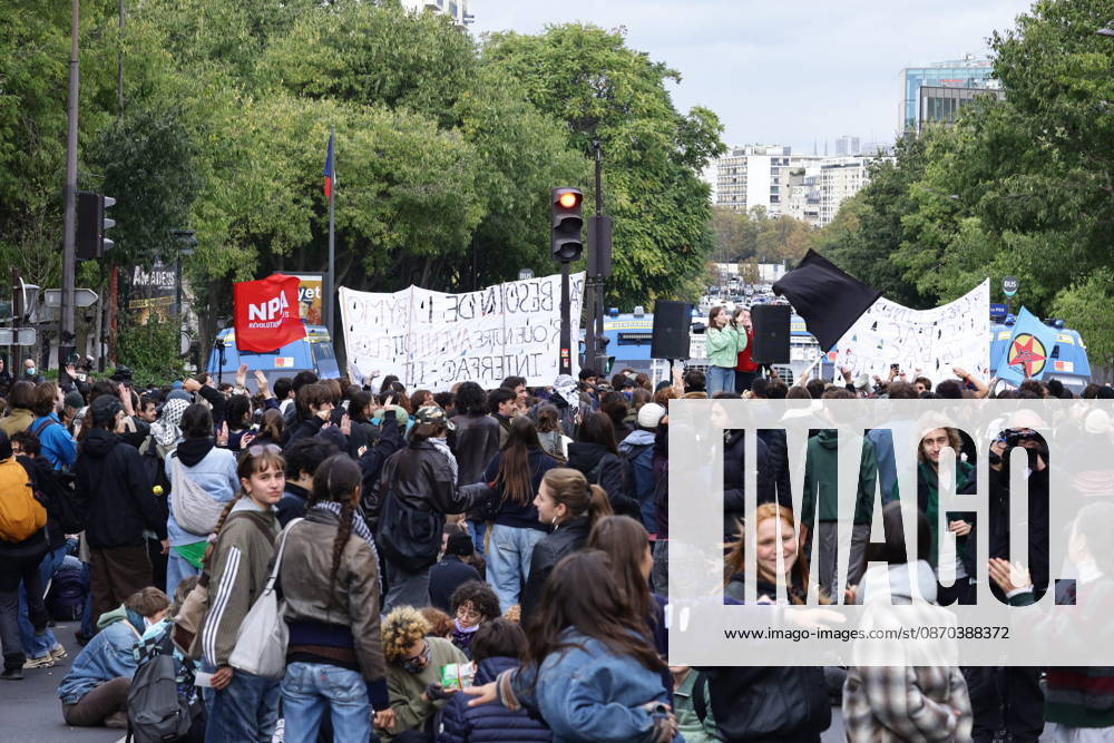 Students gather outside Pitie-Salpetriere hospital in Paris PARIS, FRANCE - OCTOBER 22: Students and protesters gather outside the Pitie-Salpetriere hospital in Paris, France, on October 22, 2026, during a demonstration called by student and high school organisations amid ongoing social and political tensions in France. The demonstration had been banned by the Paris police prefecture. Ibrahim Ezzat Anadolu Paris France. Editorial use only. Please get in touch for any other usage.