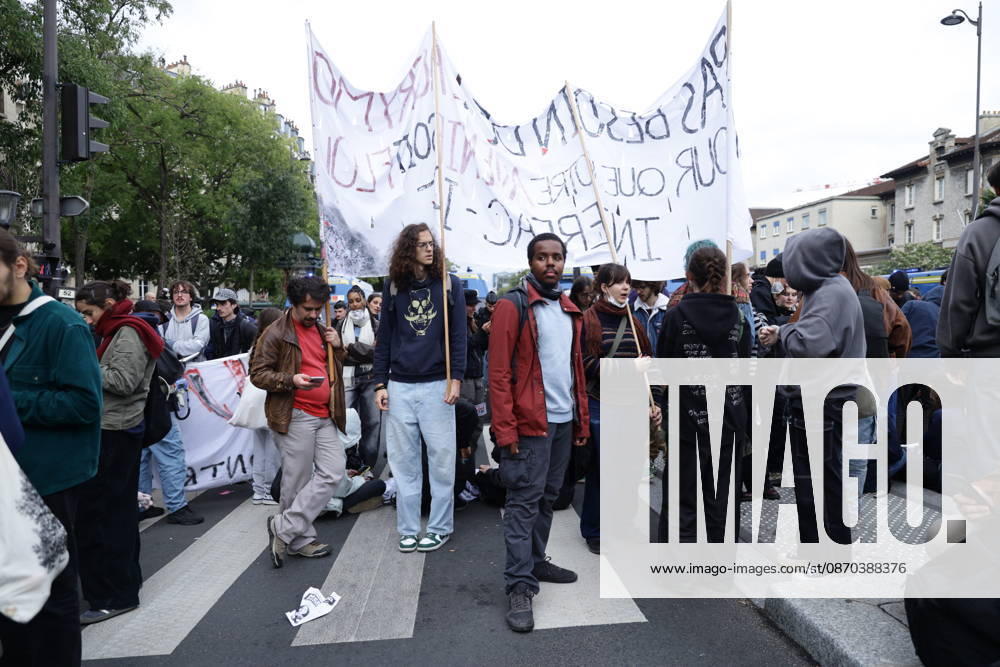 Students gather outside Pitie-Salpetriere hospital in Paris PARIS, FRANCE - OCTOBER 22: Students and protesters gather outside the Pitie-Salpetriere hospital in Paris, France, on October 22, 2026, during a demonstration called by student and high school organisations amid ongoing social and political tensions in France. The demonstration had been banned by the Paris police prefecture. Ibrahim Ezzat Anadolu Paris France. Editorial use only. Please get in touch for any other usage.