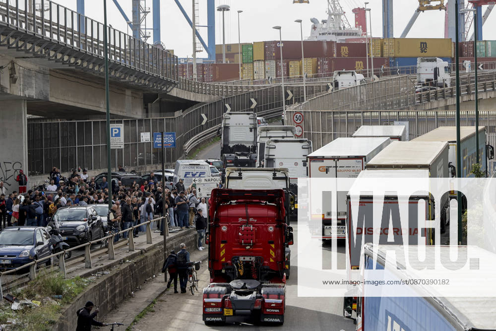IPA90035605 - The mobilization of transportation sector workers continues: one lane of Via Nuova Marina in Naples, heading toward the Bausan entrance to the port, has been blocked by several dozen protesters in support of truck drivers, who have been protesting for days against rising fuel costs.