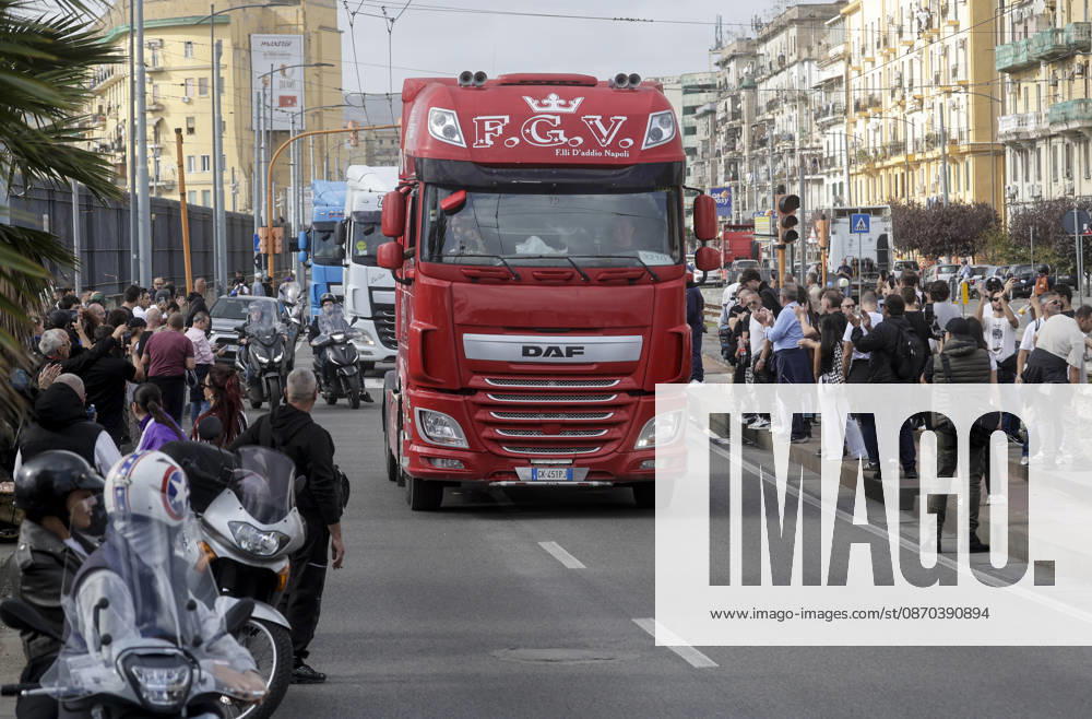 IPA90035595 - The mobilization of transportation sector workers continues: one lane of Via Nuova Marina in Naples, heading toward the Bausan entrance to the port, has been blocked by several dozen protesters in support of truck drivers, who have been protesting for days against rising fuel costs.