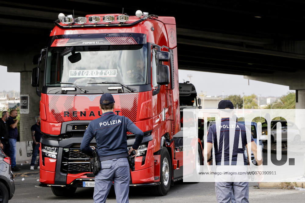 IPA90035578 - The mobilization of transportation sector workers continues: one lane of Via Nuova Marina in Naples, heading toward the Bausan entrance to the port, has been blocked by several dozen protesters in support of truck drivers, who have been protesting for days against rising fuel costs.