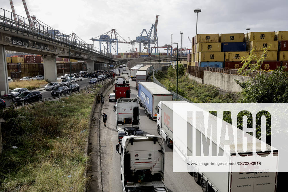 IPA90035603 - The mobilization of transportation sector workers continues: one lane of Via Nuova Marina in Naples, heading toward the Bausan entrance to the port, has been blocked by several dozen protesters in support of truck drivers, who have been protesting for days against rising fuel costs.
