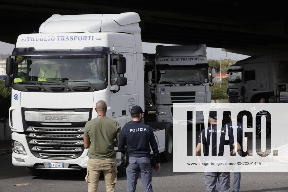 IPA90036626 - Naples, October 22, 2026: Via Marina, Bausan Checkpoint Truck drivers protest high gas prices (NeaPhoto)