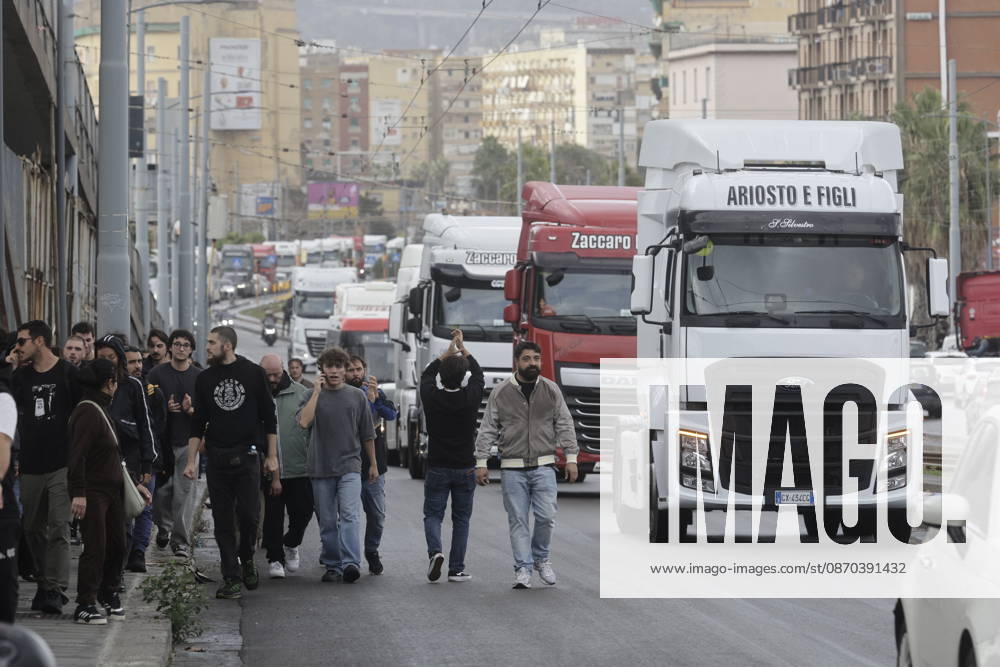 IPA90036635 - Naples, October 22, 2026: Via Marina, Bausan Checkpoint Truck drivers protest high gas prices (NeaPhoto)