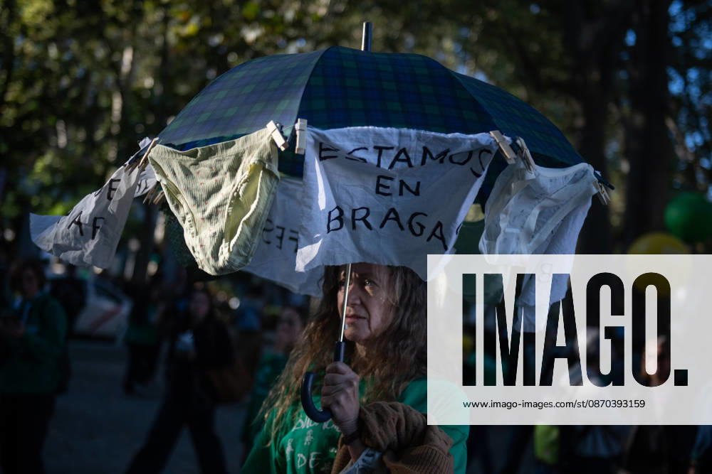 Protest during the education strike in Madrid: A person holding an umbrella and a sign that reads We’re in our underwear during a protest related to the education strike on October 22, 2026, in Madrid, Spain. The indefinite teachers’ strike in Madrid continues and enters the second half of October 2026, marked by a strong mobilization of public school teachers and the outright refusal of Isabel Díaz Ayuso’s government to sit down and negotiate. OCTOBER 22, 2026, UNDERWEAR HANGING, RALLY. Fernando Sá, Madrid, Spain