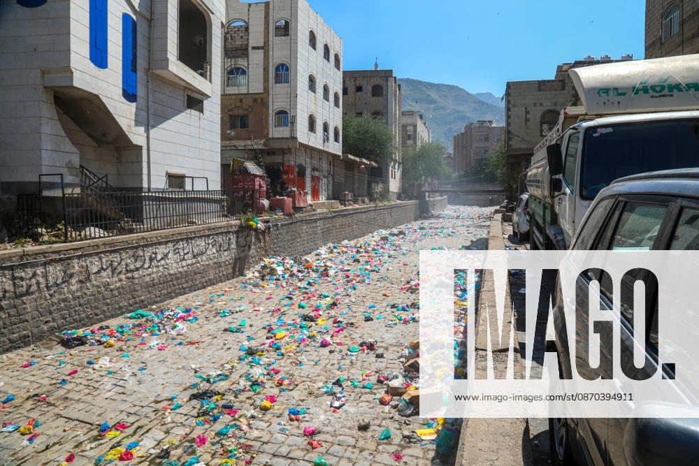 Streets of Taiz fill with waste as fuel supplies are cut off TAIZ, YEMEN - OCTOBER 22: Piles of garbage and waste accumulate are seen on streets in Taiz, Yemen on October 22, 2026. Waste collection activities have almost ground to a halt as Houthi forces launched a counter-offensive against government troops, besieging the strategically located city, blocking roads, and preventing fuel delivery to the region alongside ongoing security issues. Hamza Mustafa Anadolu Taiz Yemen. Editorial use only. Please get in touch for any other usage.