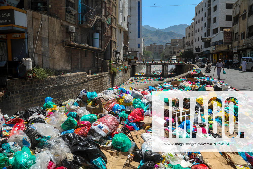 Streets of Taiz fill with waste as fuel supplies are cut off TAIZ, YEMEN - OCTOBER 22: Piles of garbage and waste accumulate are seen on streets in Taiz, Yemen on October 22, 2026. Waste collection activities have almost ground to a halt as Houthi forces launched a counter-offensive against government troops, besieging the strategically located city, blocking roads, and preventing fuel delivery to the region alongside ongoing security issues. Hamza Mustafa Anadolu Taiz Yemen. Editorial use only. Please get in touch for any other usage.