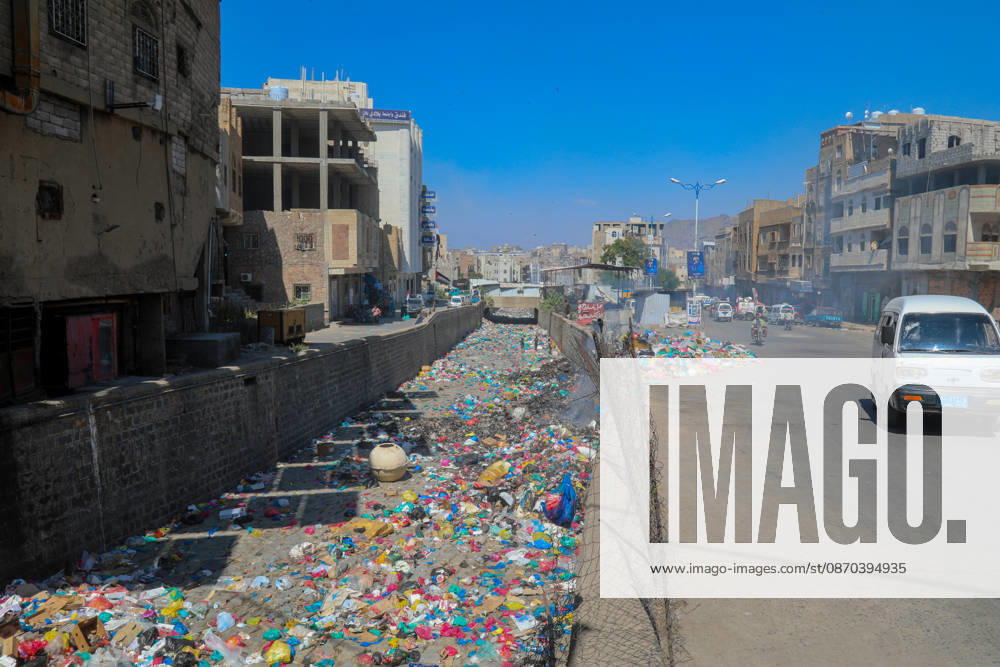 Streets of Taiz fill with waste as fuel supplies are cut off TAIZ, YEMEN - OCTOBER 22: Piles of garbage and waste accumulate are seen on streets in Taiz, Yemen on October 22, 2026. Waste collection activities have almost ground to a halt as Houthi forces launched a counter-offensive against government troops, besieging the strategically located city, blocking roads, and preventing fuel delivery to the region alongside ongoing security issues. Hamza Mustafa Anadolu Taiz Yemen. Editorial use only. Please get in touch for any other usage.