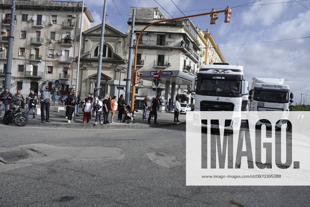 IPA90037891 - HGV drivers are participating in a slow-moving truck convoy through Naples as protests against rising fuel prices and operating costs continue. The vehicles, which had been stationed for days on Via Argine, moved toward the port before returning to their original position, causing major traffic disruptions. The blockade has also prevented fuel tankers from leaving the depot, contributing to shortages of gasoline and diesel at gas stations. Protesters explained their demands to passersby and expressed disappointment with the government’s recently introduced aid decree.