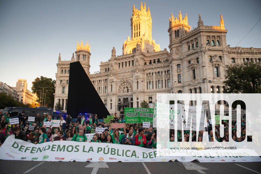 Demonstration in Support of the Education Strike in Madrid Hundreds of people carrying signs during a demonstration in support of the education strike on October 22, 2026, in Madrid, Spain. The indefinite education strike in Madrid continues and enters the second half of October 2026, marked by a strong mobilization of public school teachers and the Ayuso government’s outright refusal to sit down and negotiate. OCTOBER 22, 2026 MAREA VERDE Fernando Sá Madrid, Spain
