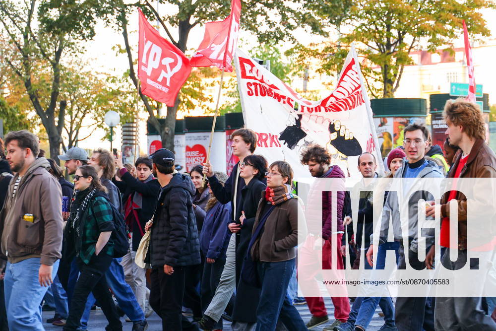 AUSTRIA, VIENNA - OCTOBER 22, 2026: People take to the streets of Vienna to protest against the underfunding of public universities Vienna Austria - ZUMAt113 20261022_zaa_t113_659
