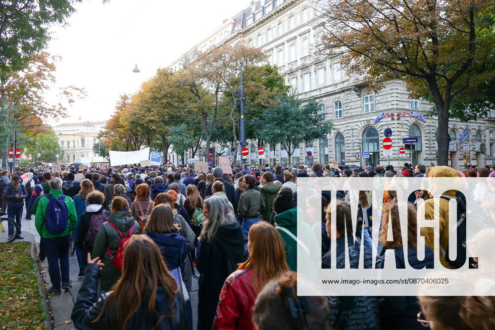 AUSTRIA, VIENNA - OCTOBER 22, 2026: People take to the streets of Vienna to protest against the underfunding of public universities Vienna Austria - ZUMAt113 20261022_zaa_t113_663