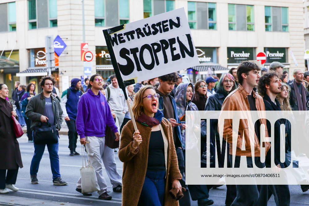AUSTRIA, VIENNA - OCTOBER 22, 2026: People take to the streets of Vienna to protest against the underfunding of public universities Vienna Austria - ZUMAt113 20261022_zaa_t113_670