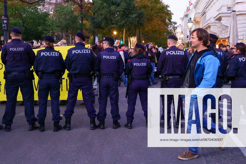 AUSTRIA, VIENNA - OCTOBER 22, 2026: Police officers line up in a street during a protest against the underfunding of public universities in Austria Vienna Austria - ZUMAt113 20261022_zaa_t113_680