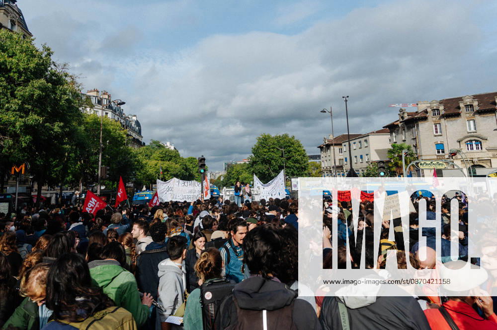 On Thursday, October 22, 2026, the high school and student protest planned in Paris, starting from the PitiÃ -SalpÃªtriere hospital (13th arrondissement), is finally being held as a static gathering. Banned on Wednesday by the Police Prefecture and then authorized by the administrative court, it saw a new prefectural decree cancel the march toward Place de la Bastille. Hundreds of protesters are gathered in front of the hospital, while several metro stations (Place d Italie, Austerlitz, Bastille) have remained closed since 10 a.m. - 22 10 2026 - France Paris Paris - JanxSchmidt-Whitley LexPictorium LePictorium_0344757