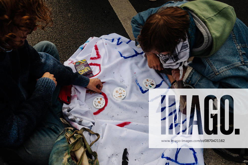 On Thursday, October 22, 2026, the high school and student protest planned in Paris, starting from the PitiÃ -SalpÃªtriere hospital (13th arrondissement), is finally being held as a static gathering. Banned on Wednesday by the Police Prefecture and then authorized by the administrative court, it saw a new prefectural decree cancel the march toward Place de la Bastille. Hundreds of protesters are gathered in front of the hospital, while several metro stations (Place d Italie, Austerlitz, Bastille) have remained closed since 10 a.m. - 22 10 2026 - France Paris Paris - JanxSchmidt-Whitley LexPictorium LePictorium_0344758