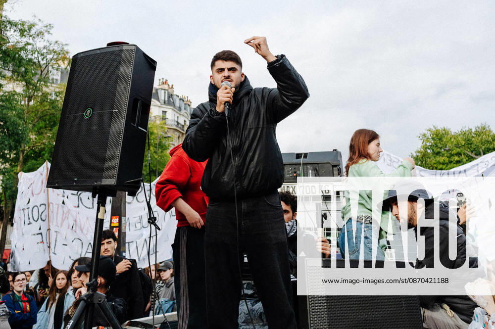 On Thursday, October 22, 2026, the high school and student protest planned in Paris, starting from the PitiÃ -SalpÃªtriere hospital (13th arrondissement), is finally being held as a static gathering. Banned on Wednesday by the Police Prefecture and then authorized by the administrative court, it saw a new prefectural decree cancel the march toward Place de la Bastille. Hundreds of protesters are gathered in front of the hospital, while several metro stations (Place d Italie, Austerlitz, Bastille) have remained closed since 10 a.m. - 22 10 2026 - France Paris Paris - JanxSchmidt-Whitley LexPictorium LePictorium_0344769