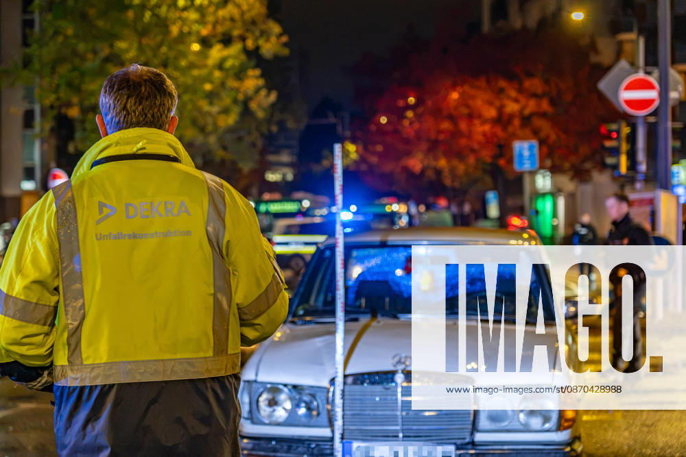 Fußgänger nach Zusammenstoß mit Mercedes lebensbedrohlich verletzt Am 22.10.2026 kam es gegen 19.10 Uhr an der Kreuzung Waldstraße Bismarckstraße in der Offenbacher Innenstadt zu einem schweren Verkehrsunfall. Ein 22-Jähriger war mit einem weißen Mercedes auf der Waldstraße in Richtung Spessartring unterwegs, als er mit einem 64-jährigen Fußgänger zusammenstieß. Der Mann wurde durch den Aufprall auf die Fahrbahn geschleudert und erlitt lebensbedrohliche Verletzungen. Rettungskräfte brachten ihn in kritischem Zustand in ein Krankenhaus, wo er intensivmedizinisch behandelt wurde. Die Polizei zog zur Rekonstruktion des Unfallgeschehens einen Sachverständigen hinzu und untersuchte unter anderem die gefahrene Geschwindigkeit sowie