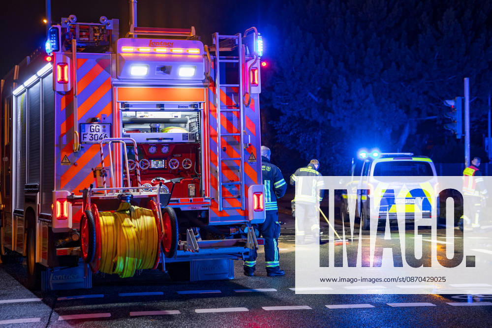 Streifenwagen und VW Golf kollidieren zwei Personen leicht verletzt Am 22.10.2026 kam es gegen 21:05 Uhr in Rüsselsheim am Main im Kreuzungsbereich Rugbyring und Friedrich-Ebert-Straße zu einem Unfall zwischen einem im Einsatz befindlichen Streifenwagen und einem VW Golf. Der VW krachte seitlich in das Polizeifahrzeug. Beide Fahrzeuge erlitten erheblichen Schaden. Die Beifahrerin des Polizeifahrzeugs und der Fahrer des VW Golf wurden leicht verletzt und in ein Krankenhaus transportiert. Die Unfallursache muss nun genau ermittelt werden, während der Rugbyring in Richtung Frankfurt für die Unfallaufnahme voll gesperrt war. Rüsselsheim am Main Hessen Deutschland
