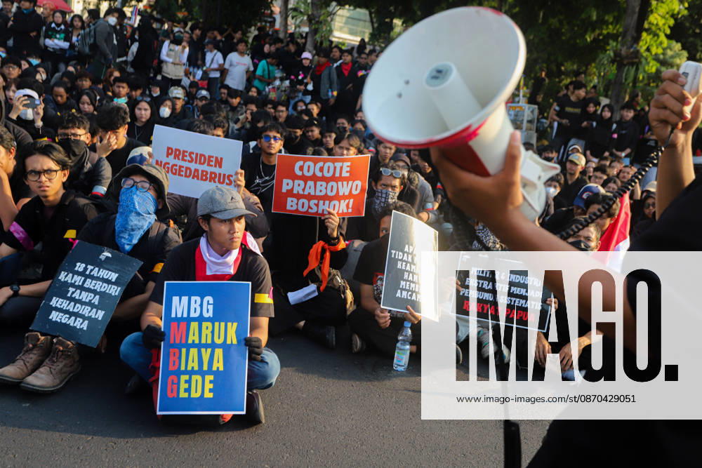 A protester addresses a crowd during a demonstration in front of the Gedung Negara Grahadi in Surabaya, East Java, Indonesia, on October 22, 2026. The demonstrators demand accountability from the central and regional governments, which they state have failed to fulfill political promises. Students voice demands including upholding civil supremacy, ending military involvement in the civil sphere, canceling the Free Nutritious Meal (MBG) program and the Red and White Village Cooperatives, and restoring the 20 percent education budget allocation mandated by the constitution. They also request that forest and land fires (karhutla) be designated a national disaster. The group calls for Prabowo Su - ZUMAp290 20261022_zip_p290_002
