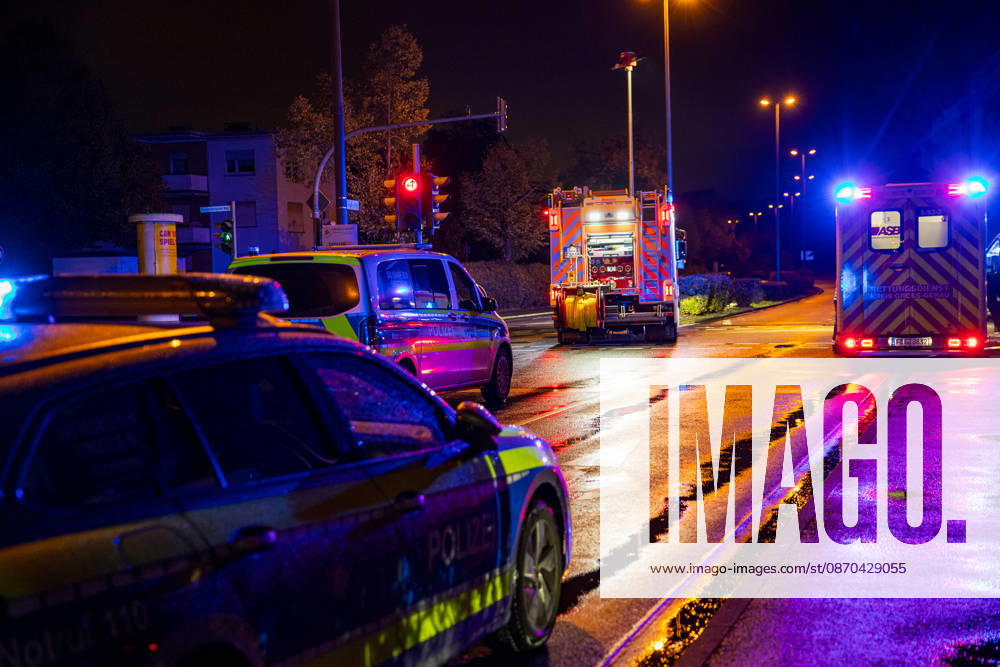 Streifenwagen und VW Golf kollidieren zwei Personen leicht verletzt Am 22.10.2026 kam es gegen 21:05 Uhr in Rüsselsheim am Main im Kreuzungsbereich Rugbyring und Friedrich-Ebert-Straße zu einem Unfall zwischen einem im Einsatz befindlichen Streifenwagen und einem VW Golf. Der VW krachte seitlich in das Polizeifahrzeug. Beide Fahrzeuge erlitten erheblichen Schaden. Die Beifahrerin des Polizeifahrzeugs und der Fahrer des VW Golf wurden leicht verletzt und in ein Krankenhaus transportiert. Die Unfallursache muss nun genau ermittelt werden, während der Rugbyring in Richtung Frankfurt für die Unfallaufnahme voll gesperrt war. Rüsselsheim am Main Hessen Deutschland