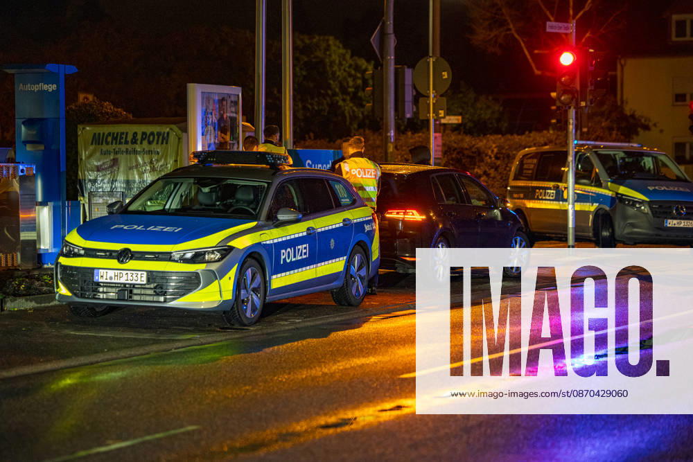 Streifenwagen und VW Golf kollidieren zwei Personen leicht verletzt Am 22.10.2026 kam es gegen 21:05 Uhr in Rüsselsheim am Main im Kreuzungsbereich Rugbyring und Friedrich-Ebert-Straße zu einem Unfall zwischen einem im Einsatz befindlichen Streifenwagen und einem VW Golf. Der VW krachte seitlich in das Polizeifahrzeug. Beide Fahrzeuge erlitten erheblichen Schaden. Die Beifahrerin des Polizeifahrzeugs und der Fahrer des VW Golf wurden leicht verletzt und in ein Krankenhaus transportiert. Die Unfallursache muss nun genau ermittelt werden, während der Rugbyring in Richtung Frankfurt für die Unfallaufnahme voll gesperrt war. Rüsselsheim am Main Hessen Deutschland