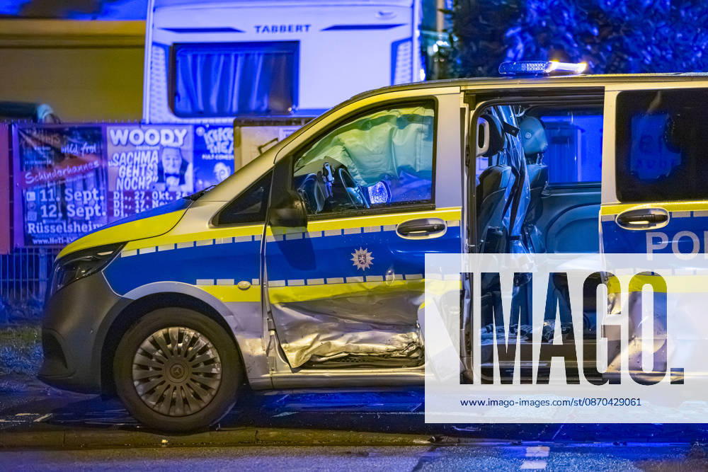 Streifenwagen und VW Golf kollidieren zwei Personen leicht verletzt Am 22.10.2026 kam es gegen 21:05 Uhr in Rüsselsheim am Main im Kreuzungsbereich Rugbyring und Friedrich-Ebert-Straße zu einem Unfall zwischen einem im Einsatz befindlichen Streifenwagen und einem VW Golf. Der VW krachte seitlich in das Polizeifahrzeug. Beide Fahrzeuge erlitten erheblichen Schaden. Die Beifahrerin des Polizeifahrzeugs und der Fahrer des VW Golf wurden leicht verletzt und in ein Krankenhaus transportiert. Die Unfallursache muss nun genau ermittelt werden, während der Rugbyring in Richtung Frankfurt für die Unfallaufnahme voll gesperrt war. Rüsselsheim am Main Hessen Deutschland