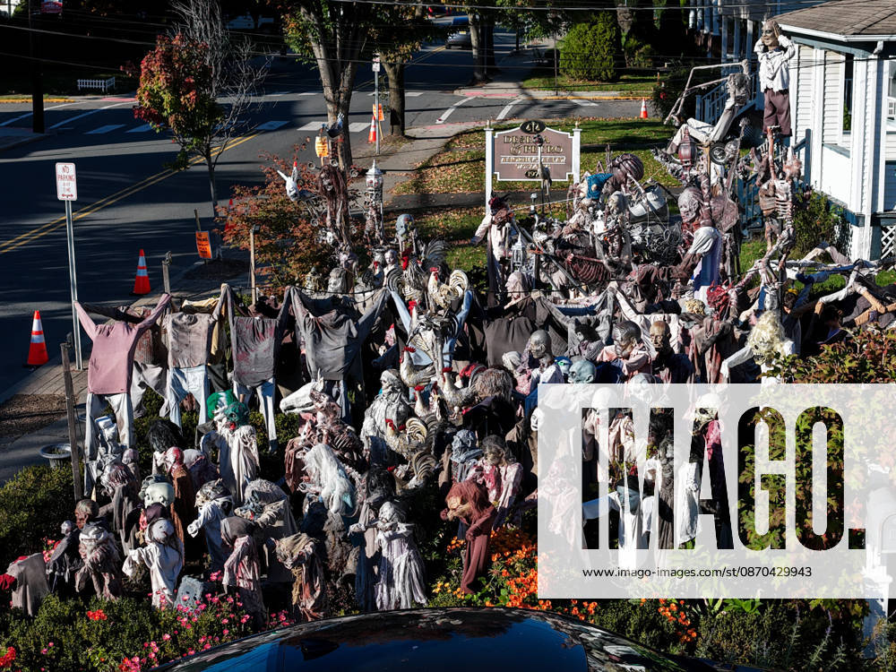 Handmade Zombies Take Over New Jersey Home for Halloween HAWTHORNE, NEW JERSEY - OCTOBER 22: A Halloween display featuring handmade zombies transforms the front lawn and roof of a home on Lafayette Avenue on October 22, 2026, in Hawthorne, New Jersey. Homeowner Tony Rodrigues creates the figures from scratch, incorporating 3D-printed faces into many of the designs. Inspired by Michael Jackson’s Thriller music video, Rodrigues has maintained the Halloween decoration tradition for more than a decade, turning his property into a seasonal attraction for visitors. Lokman Vural Elibol Anadolu New Jersey United States. Editorial use only. Please get in touch for any other usage.