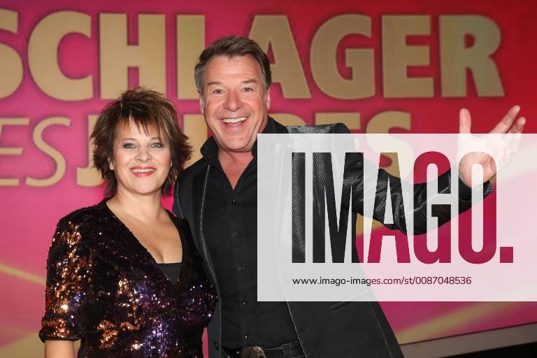 Duett - Saengerin Nicki (buergerl.,Doris Andrea Hrda,GER) und Saenger Patrick Lindner (GER) - Live MDR Show Die Schlager des Jahres 2018 aus dem Congress Centrum in Suhl - Fotografiert am 23.11.2018