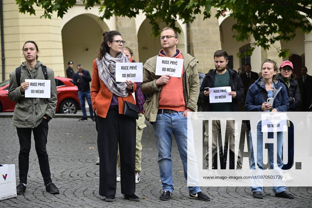 People demonstrate against the governing coalition s plan to abolish license fees for Czech Television (CT) and Czech Radio (CRo), on the Lesser Town Square, in Prague, Czech Republic, on October 23, 2026. The hastily organized protest was a response to the fact that coalition lawmakers today pushed through a motion in the Chamber of Deputies to give priority to the first reading of this bill. (CTKxPhoto RomanxVondrous) CTKPhotoP2026102304934 CTKPhotoP2026102304934