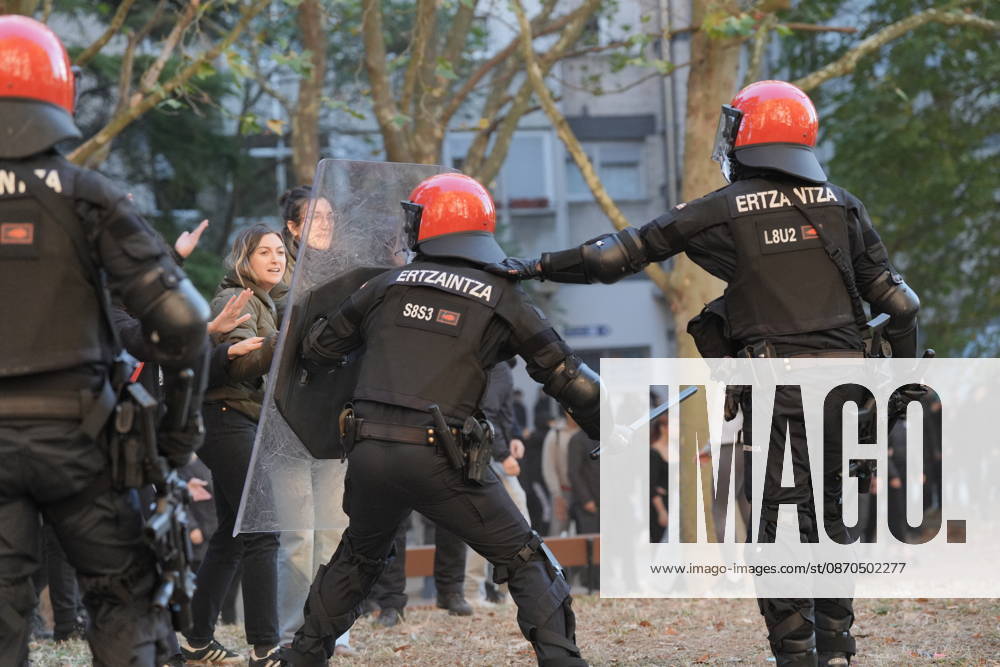 The Gasteiz Housing Union calls for a rally to protest the eviction of a family with six minor children. Ertzaintza officers intervene during a rally to try to prevent an eviction, on October 23, 2026, in Vitoria-Gasteiz, Álava, Basque Country, Spain. The Gasteiz Housing Union has organized a rally to try to prevent the eviction of a family with six minor children; the reason for the eviction is the expiration of the rental agreement for the home after years of residence, amid the housing crisis and without the family having been provided with alternative housing by the authorities. October 23, 2026, in Vitoria-Gasteiz, Álava, Basque Country, Spain