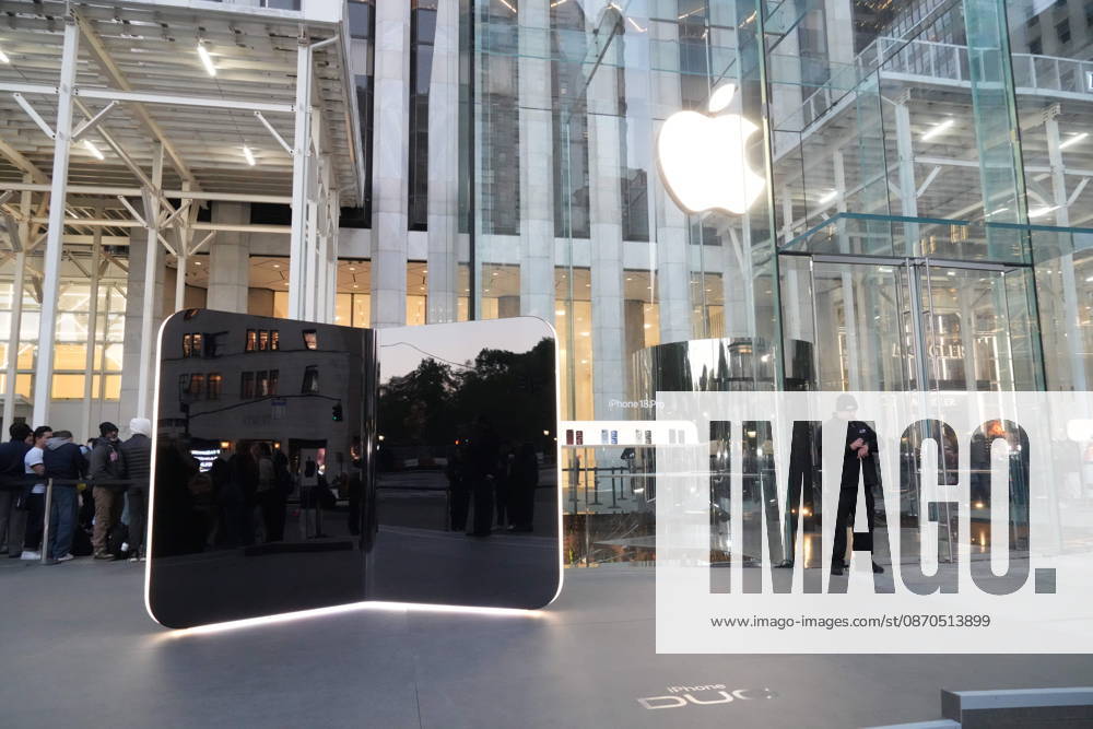 Apple IPhone Duo Launch,.The Apple Store Fifth Avenue, NYC.October 23, 2026 . New York USA - ZUMAms4_ 20261023_faf_ms4_001