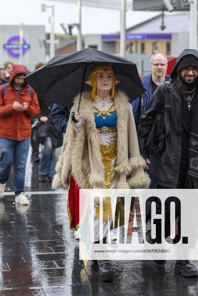 London, UK. Visitors dressed as characters arrive at the London MCM Comic Con held at the Excel venue. The event is the UK s largest pop culture fan convention, celebrating comic books, movies, TV shows, anime, manga, video games, sci-fi, and fantasy. London UK - ZUMAl94_ 20261023_zaf_l94_084