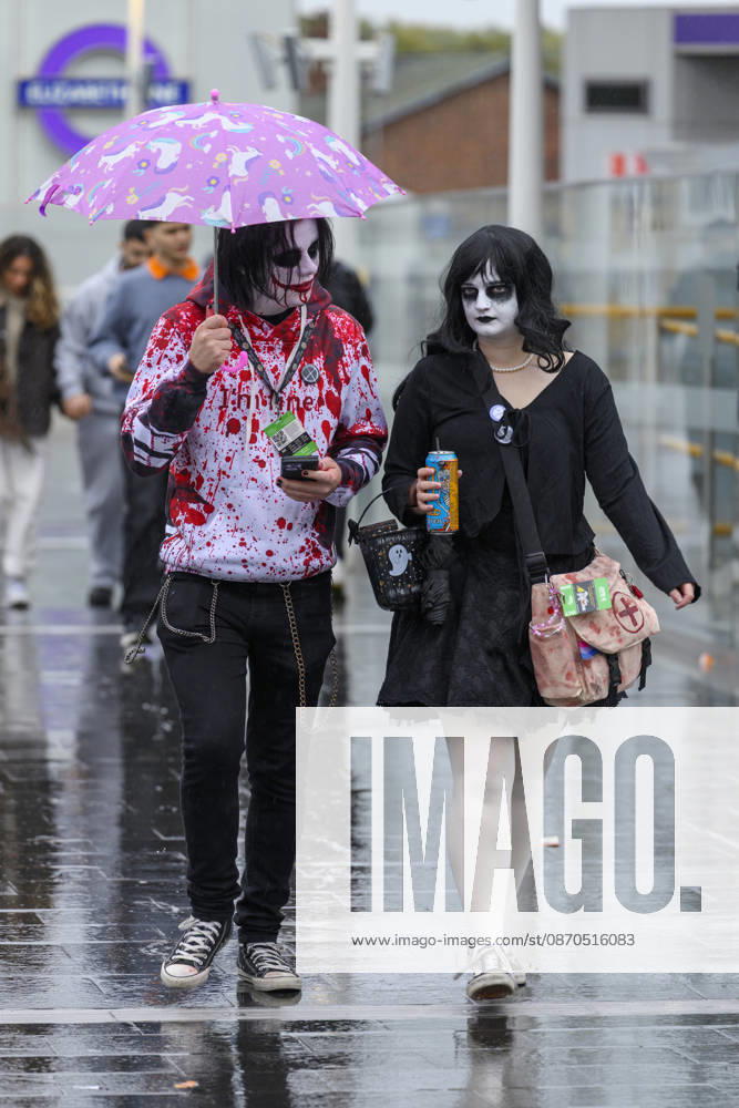 London, UK. Visitors dressed as characters arrive at the London MCM Comic Con held at the Excel venue. The event is the UK s largest pop culture fan convention, celebrating comic books, movies, TV shows, anime, manga, video games, sci-fi, and fantasy. London UK - ZUMAl94_ 20261023_zaf_l94_085