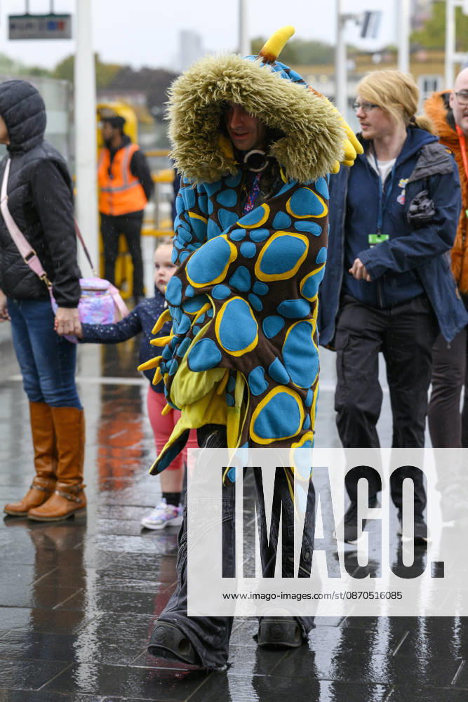 London, UK. Visitors dressed as characters arrive at the London MCM Comic Con held at the Excel venue. The event is the UK s largest pop culture fan convention, celebrating comic books, movies, TV shows, anime, manga, video games, sci-fi, and fantasy. London UK - ZUMAl94_ 20261023_zaf_l94_087