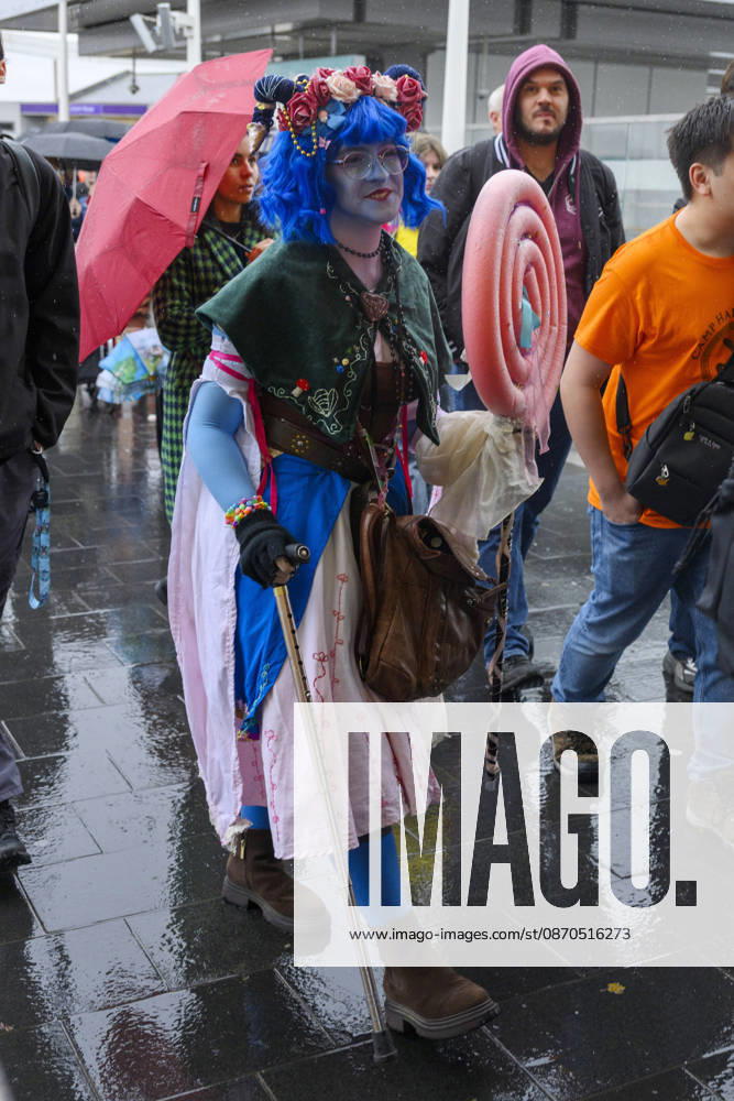 London, UK. Visitors dressed as characters arrive at the London MCM Comic Con held at the Excel venue. The event is the UK s largest pop culture fan convention, celebrating comic books, movies, TV shows, anime, manga, video games, sci-fi, and fantasy. London UK - ZUMAl94_ 20261023_zaf_l94_093