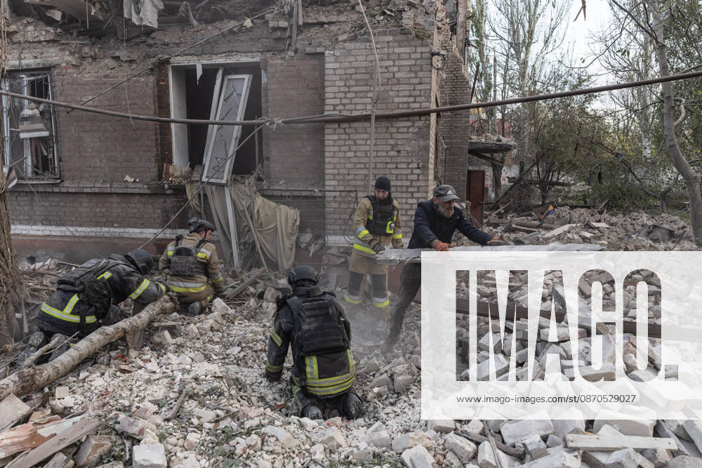 Russian drone attack on a residential building in Kramatorsk KRAMATORSK, UKRAINE - OCTOBER 23: Ukrainian firefighters search through the rubble for a civilian following a Russian air strike on a residential building in Kramatorsk, Ukraine, 23 October 2026 Diego Herrera Carcedo Anadolu Kramatorsk Ukraine. Editorial use only. Please get in touch for any other usage.