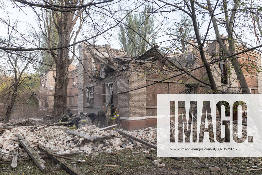 Russian drone attack on a residential building in Kramatorsk KRAMATORSK, UKRAINE - OCTOBER 23: Ukrainian firefighters search through the rubble for a civilian following a Russian air strike on a residential building in Kramatorsk, Ukraine, 23 October 2026 Diego Herrera Carcedo Anadolu Kramatorsk Ukraine. Editorial use only. Please get in touch for any other usage.