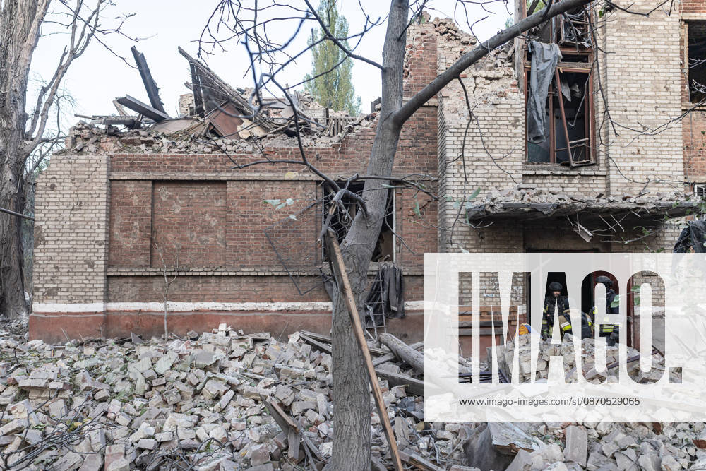 Russian drone attack on a residential building in Kramatorsk KRAMATORSK, UKRAINE - OCTOBER 23: Ukrainian firefighters search through the rubble for a civilian following a Russian air strike on a residential building in Kramatorsk, Ukraine, 23 October 2026 Diego Herrera Carcedo Anadolu Kramatorsk Ukraine. Editorial use only. Please get in touch for any other usage.