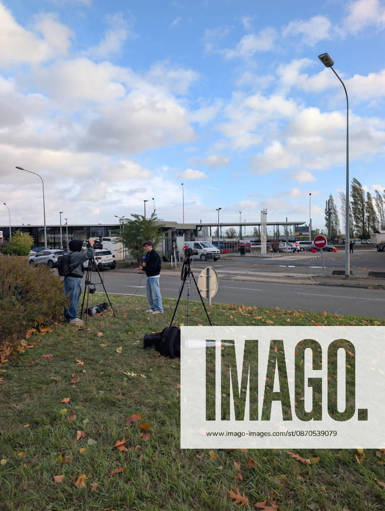 Police Investigate a Suspected Terrorist Shooting in Trappes and La Verrière - France Journalists and camera crews set up live broadcasts outside an Esso gas station along the N10 highway while police officers and forensic experts conduct investigations following a shooting across Trappes and La Verrière. The attack left one man dead and four others injured, including a 12-year-old girl who was critically wounded, before the suspect was apprehended in nearby Coignières. Trappes, France, October 23, 2026. Photo by ABACAPRESS.COM Trappes Ile-de-France France