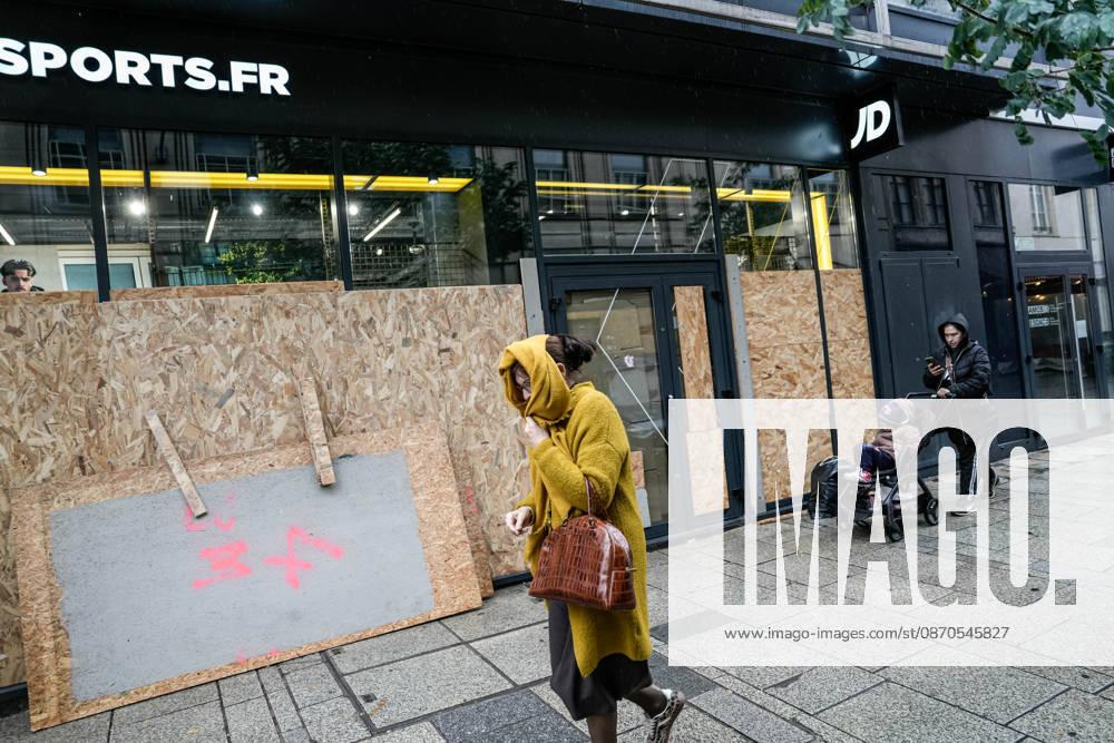 Shopfronts boarded up in Nancy ahead of planned protests NANCY, FRANCE - OCTOBER 23: Workers install protective wooden boards and plywood panels over shopfronts and commercial venues across downtown Nancy, France, on October 23, 2026. Local business owners and municipal authorities reinforced physical security measures ahead of large-scale public demonstrations planned for October 24, seeking to prevent vandalism and structural damage along major commercial corridors. Muhammed Said Tako Anadolu Nancy France. Editorial use only. Please get in touch for any other usage.