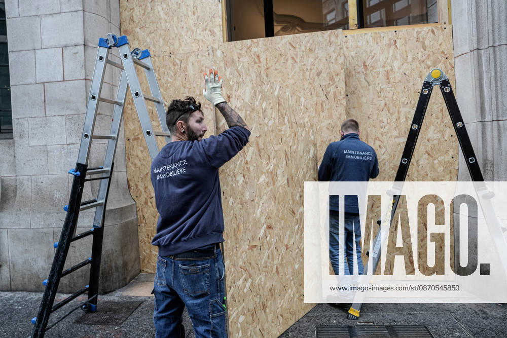 Shopfronts boarded up in Nancy ahead of planned protests NANCY, FRANCE - OCTOBER 23: Workers install protective wooden boards and plywood panels over shopfronts and commercial venues across downtown Nancy, France, on October 23, 2026. Local business owners and municipal authorities reinforced physical security measures ahead of large-scale public demonstrations planned for October 24, seeking to prevent vandalism and structural damage along major commercial corridors. Muhammed Said Tako Anadolu Nancy France. Editorial use only. Please get in touch for any other usage.