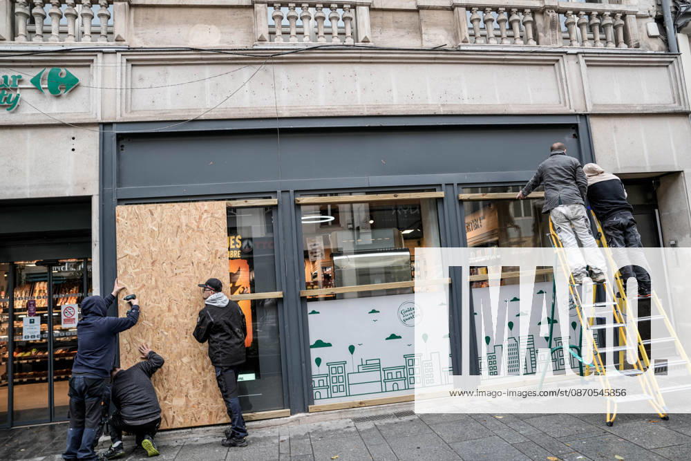 Shopfronts boarded up in Nancy ahead of planned protests NANCY, FRANCE - OCTOBER 23: Workers install protective wooden boards and plywood panels over shopfronts and commercial venues across downtown Nancy, France, on October 23, 2026. Local business owners and municipal authorities reinforced physical security measures ahead of large-scale public demonstrations planned for October 24, seeking to prevent vandalism and structural damage along major commercial corridors. Muhammed Said Tako Anadolu Nancy France. Editorial use only. Please get in touch for any other usage.