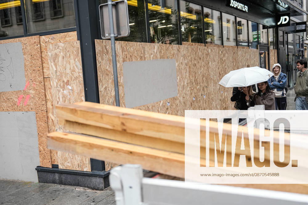 Shopfronts boarded up in Nancy ahead of planned protests NANCY, FRANCE - OCTOBER 23: Workers install protective wooden boards and plywood panels over shopfronts and commercial venues across downtown Nancy, France, on October 23, 2026. Local business owners and municipal authorities reinforced physical security measures ahead of large-scale public demonstrations planned for October 24, seeking to prevent vandalism and structural damage along major commercial corridors. Muhammed Said Tako Anadolu Nancy France. Editorial use only. Please get in touch for any other usage.