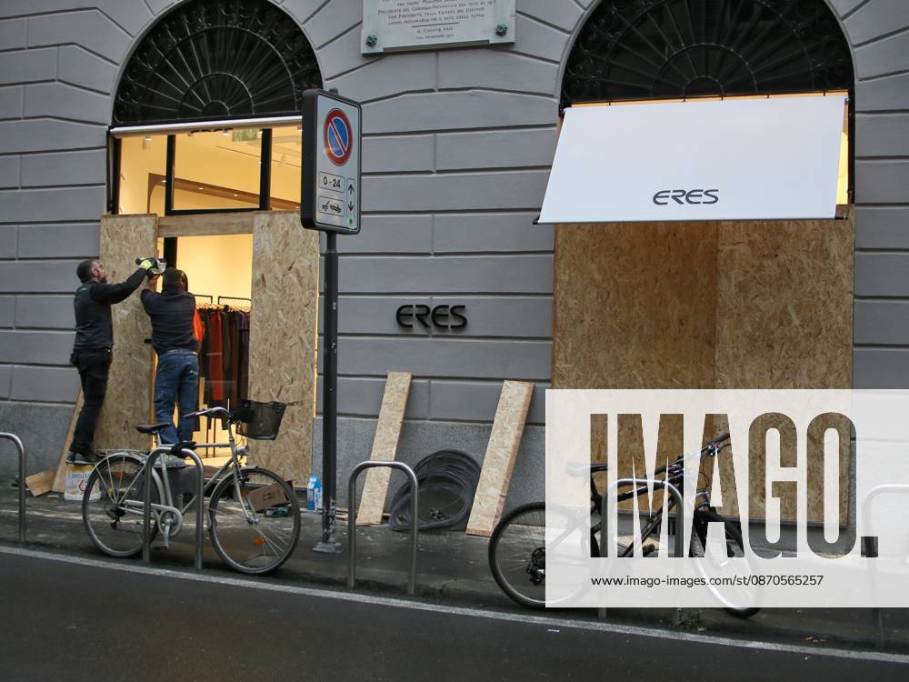IPA90088225 - Boutiques are putting plywood panels over their storefront windows for fear of further looting