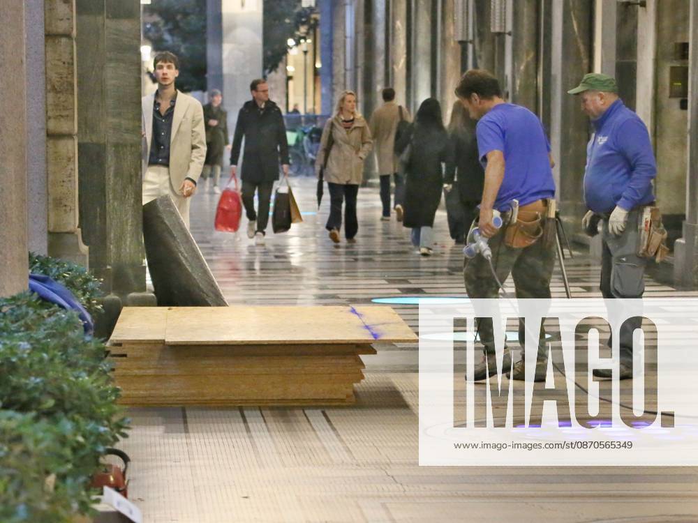 IPA90088236 - Boutiques are putting plywood panels over their storefront windows for fear of further looting