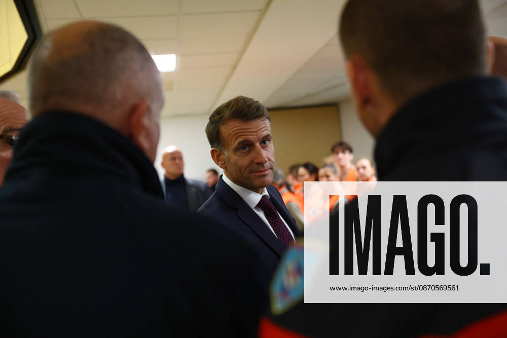 French President Macron in Trappes After Deadly Shooting - France French President Emmanuel Macron meets rescue forces at the town hall after a drive-by shooting during which a person was killed and at least four others were wounded including a 12-year-old girl, in Trappes, in the Yvelines department, near Paris, France, October 23, 2026. Photo by Hannah McKay Pool ABACAPRESS.COM Trappes France